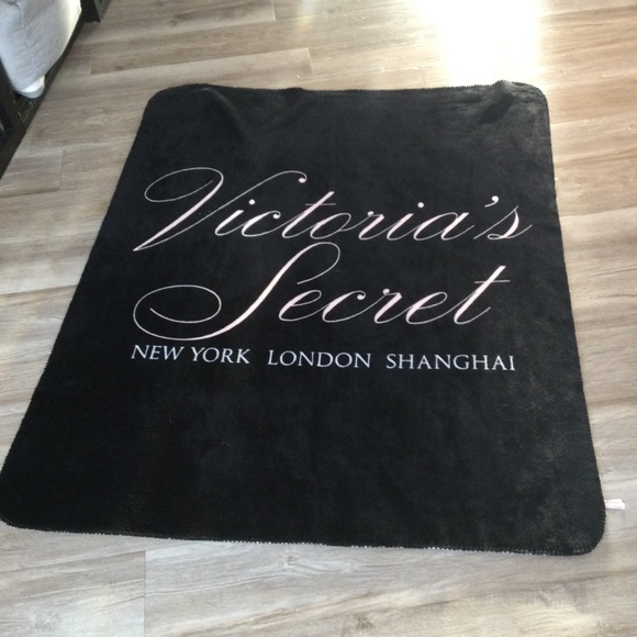 Victoria’s Secret plush throw black & pink - Picture 1 of 3